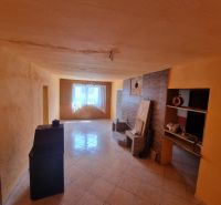 Wohnzimmer in einem Einfamilienhaus mit Fliesenboden und einem Lichtfenster.