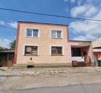 Einfamilienhaus in der Šípošová-Straße in Šahy mit zweistöckiger Fassade und Garage.