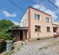 Das Einfamilienhaus in der Šípošova-Straße in Šahy, umgeben von Grün und Containern.