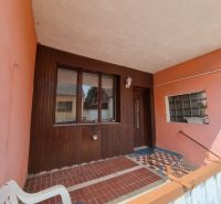 Eingang zum Einfamilienhaus in der Šípošova-Straße in Šahy mit Keramikfliesen.