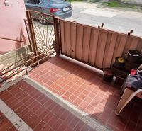Vor dem Einfamilienhaus in der Šípošová-Straße in Šahy befindet sich eine Terrasse mit Pflastersteinen.