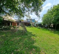 Der Garten beim Einfamilienhaus in der Šípošová-Straße in Šahy mit Wäscheleinen.