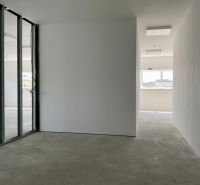 Innenräume von Lagern und Hallen mit transparenten Glaswänden und Betonboden.
