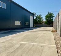 Parkplatz neben Lagerhäusern und Hallen in der Cementárenská-Straße in Stupava.