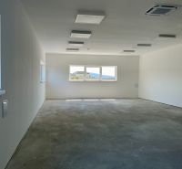 Geräumiger leerer Innenraum in Lagerhäusern und Hallen mit großen Fenstern.