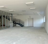 Innenräume von Lagern und Hallen mit installierter Beleuchtung und Treppe.