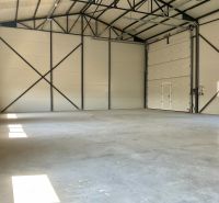 Ein Raum in der Halle mit einem Eingangstor und erleuchteten Wänden, geeignet für Lager und Hallen.