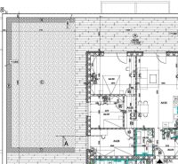 Grundriss einer 4-Zimmer-Wohnung mit Pool und Holzboden.