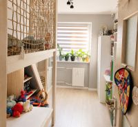 Kinderzimmer mit Netz und Holzboden in einer 3-Zimmer-Wohnung.
