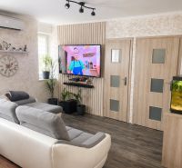 Wohnzimmer mit Holzboden und Sofa in einer 3-Zimmer-Wohnung.