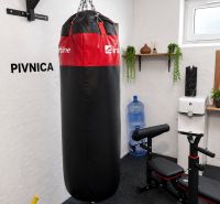 Keller einer 3-Zimmer-Wohnung mit Boxsack und Fitnessgerät.