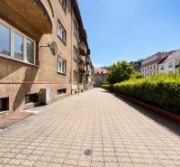 Stadtstraße mit Wohnhäusern und gepflegtem Gehweg.