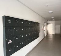Poštkästen an der Wand im Flur eines Wohnhauses, 2-Zimmer-Wohnung.