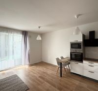 Küche in einer 2-Zimmer-Wohnung mit Holzboden und eingebauten Geräten.