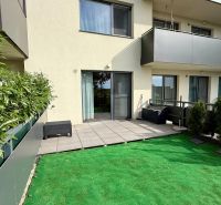 Exterieur eines Wohnhauses mit Terrasse in der Broskyňová-Straße in Rovinka, 2-Zimmer-Wohnung.
