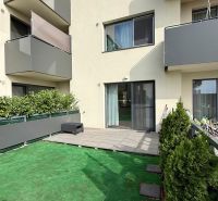 Exterieur einer 2-Zimmer-Wohnung in der Broskyňová-Straße in Rovinka mit Terrasse und Grünfläche.