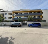 Wohnhaus in der Broskyňová-Straße in Rovinka, Parkplatz, zwei Autos.