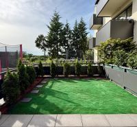 Ein Garten mit Kunstrasen in einer 2-Zimmer-Wohnung in der Broskyňová-Straße in Rovinka.