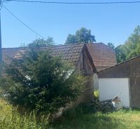 Brestovec, Einfamilienhaus in der Straße Brestovec, umgeben von Grün und einem Unterstand.