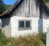 Ein Einfamilienhaus in der Straße Brestovec in Brestovec mit einem Holzdach und einer vernachlässigten Umgebung.