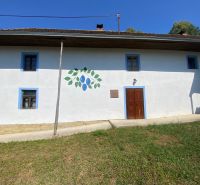 Ein Einfamilienhaus in der Straße Brestovec in Brestovec mit heller Fassade und blauen Fensterrahmen.