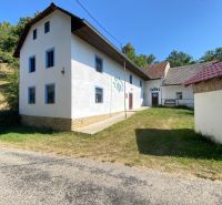 Ein Einfamilienhaus in Brestovec in der Straße Brestovec mit weißer Fassade und blauen Fenstern.