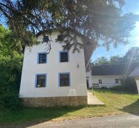 Ein Einfamilienhaus in Brestovec in Brestovec unter Bäumen mit weißer Fassade und blauen Fenstern.