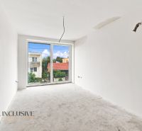 Ein unmöbliertes Zimmer in einem Einfamilienhaus mit weißen Wänden, einem großen Fenster, Blick auf den Garten.