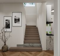 Eine Treppe in einem Einfamilienhaus mit einem Boden in Holzoptik und modernen Fotografien an der Wand.