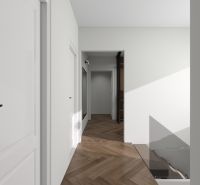 Der Flur in einem Einfamilienhaus mit Holzboden und weißen Wänden.