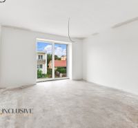Ein Zimmer in einem Einfamilienhaus mit einem unbefestigten Boden, einem großen Fenster und Blick auf die Gärten.
