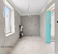 Innenausbau in einem Einfamilienhaus mit Fenster und Elektroinstallation.