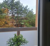 Blick aus einer 2-Zimmer-Wohnung in Závalí in Hlohovec mit Balkon und Grünflächen.