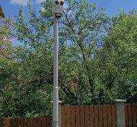Solare Beleuchtung mit Kamera am Zaun im Garten eines Einfamilienhauses in Mikušovce.