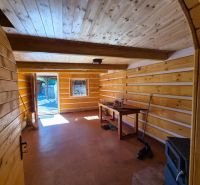 Innenraum eines Einfamilienhauses mit Holzboden und kleinem Fenster.