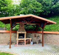 Ein Pavillon mit gemauertem Kamin im Garten eines Einfamilienhauses in Mikušovce.