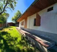 Ein Einfamilienhaus in Mikušovce mit Fensterläden und einer nahen natürlichen Umgebung.