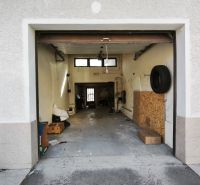 Offene Garage in einem Einfamilienhaus in der Ľ. Štúra Straße in Veľký Krtíš mit mehreren Gegenständen im Inneren.