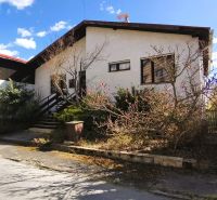 Einfamilienhaus in der Ľ. Štúr-Straße in Veľký Krtíš mit reichlich Grün und einer Garage.