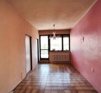 Ein Flur mit Keramikfliesen, rosa Wänden, einem Fenster und einem Kronleuchter in einem Einfamilienhaus.