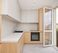 Küche in einer 3-Zimmer-Wohnung mit hellen Schränken und großem Fenster.