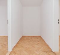 Weiße Wand und Boden mit Holzdekor in einer 3-Zimmer-Wohnung.