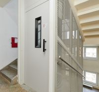 Treppe mit Zugang zum Aufzug in der Božena Němcová Straße in Košice, Stadtteil Sever.