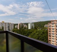 Blick vom Balkon mit Plattenbauten und Bäumen auf der Božena Němcová-Straße in Košice.