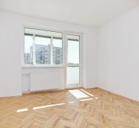 Helles Zimmer mit Holzboden in einer 3-Zimmer-Wohnung.