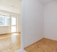 Helles Zimmer in einer 3-Zimmer-Wohnung mit Holzboden und großem Fenster.