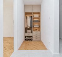 Einbauschrank im Flur einer 3-Zimmer-Wohnung mit Holzboden.