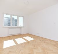 Helles Zimmer mit Holzboden in einer 3-Zimmer-Wohnung.