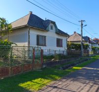 Ein Einfamilienhaus in Čebovce mit Garten und einem unkonventionellen Tor in einer ruhigen Straße.