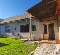 Einfamilienhaus in Čebovce mit Veranda und gepflegtem Rasen im Garten.